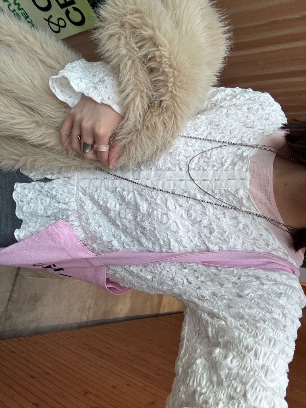 ベージュ系のその他アウター、ピンク系のトートバッグ、ブルー系のデニムパンツを着用したレディースの冬コーディネートの6枚目の写真