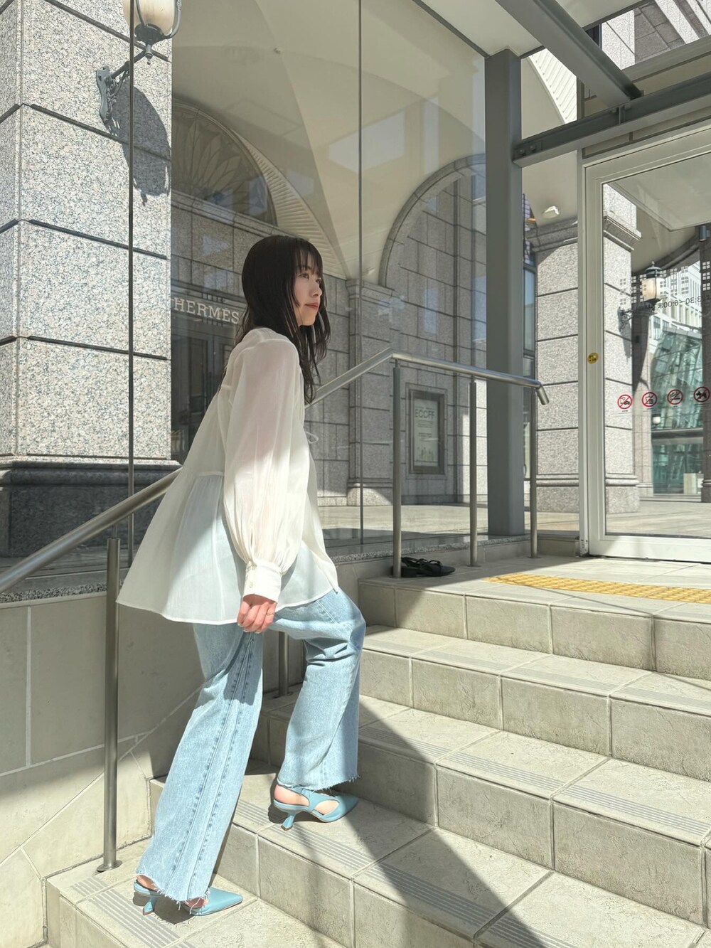 ホワイト系のシャツ/ブラウスを着用したレディースの春コーディネートの4枚目の写真