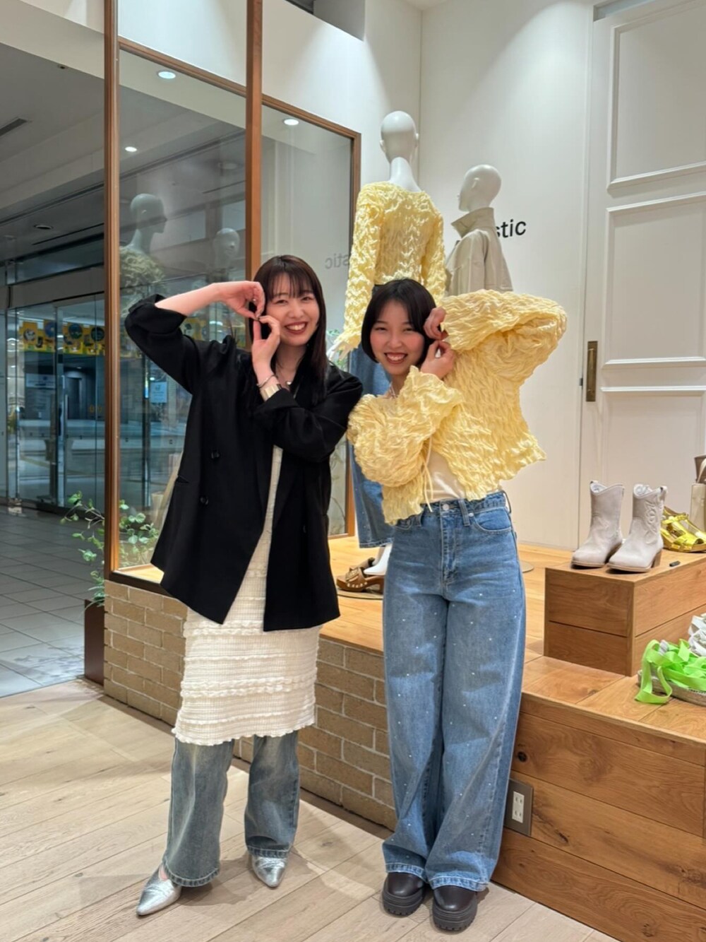 ブラック系のテーラードジャケットを着用したレディースの春コーディネートの3枚目の写真