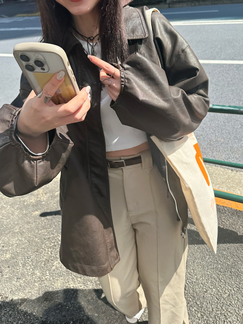 ブラウン系のその他アウターを着用したレディースの春コーディネートの4枚目の写真