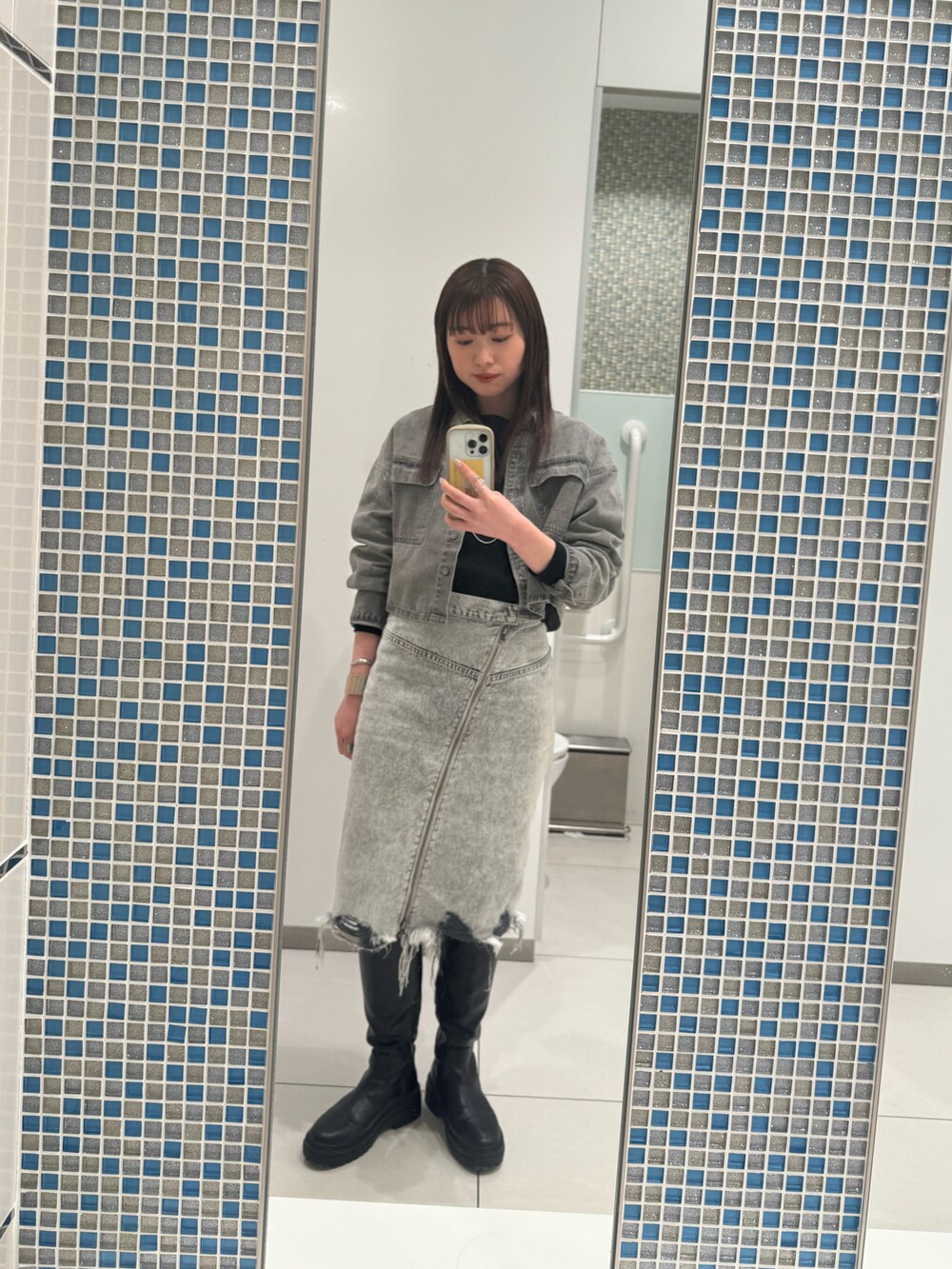 グレー系のシャツ/ブラウスを着用したレディースの冬コーディネートの2枚目の写真