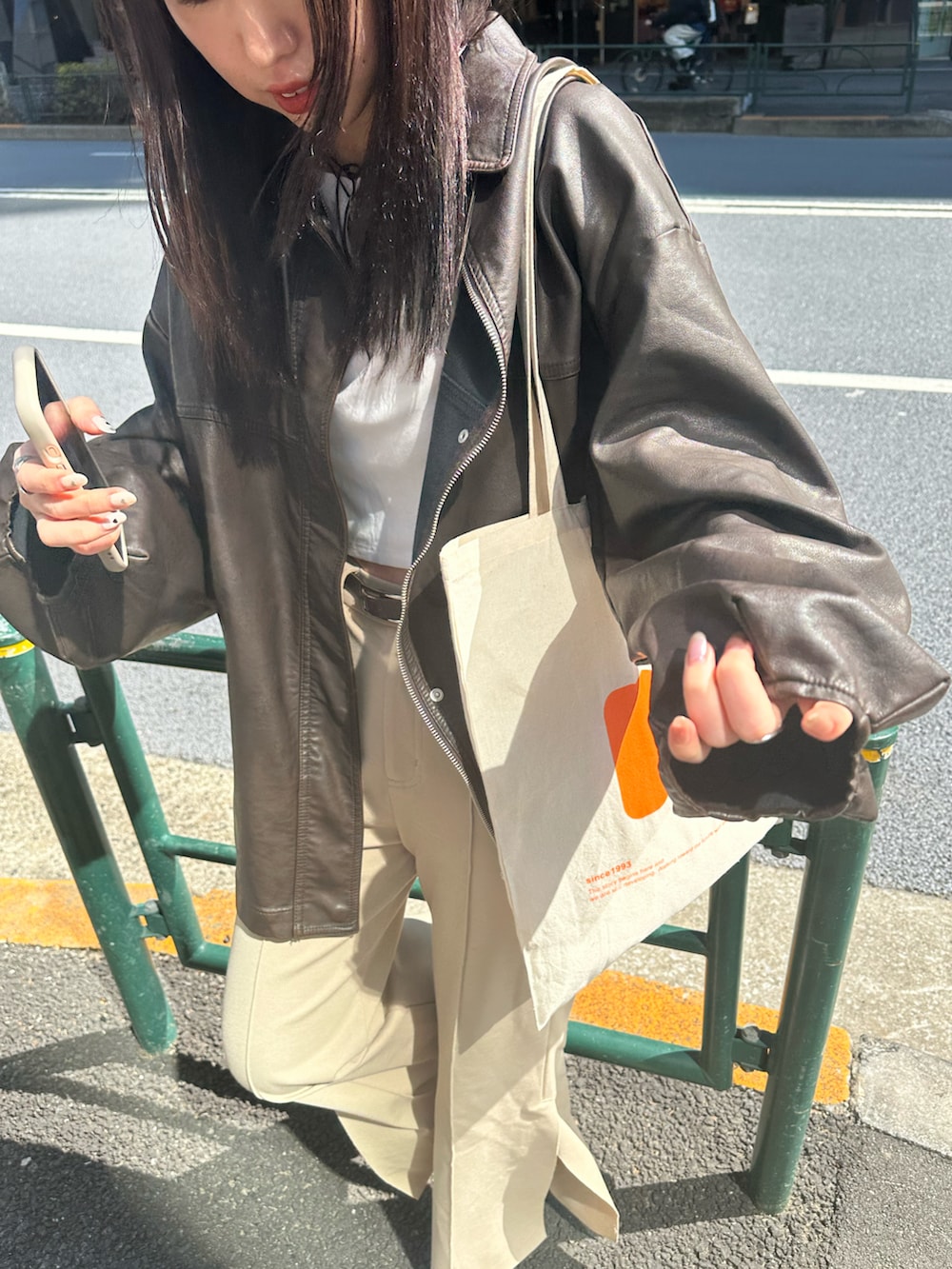 ブラウン系のその他アウターを着用したレディースの春コーディネートの2枚目の写真