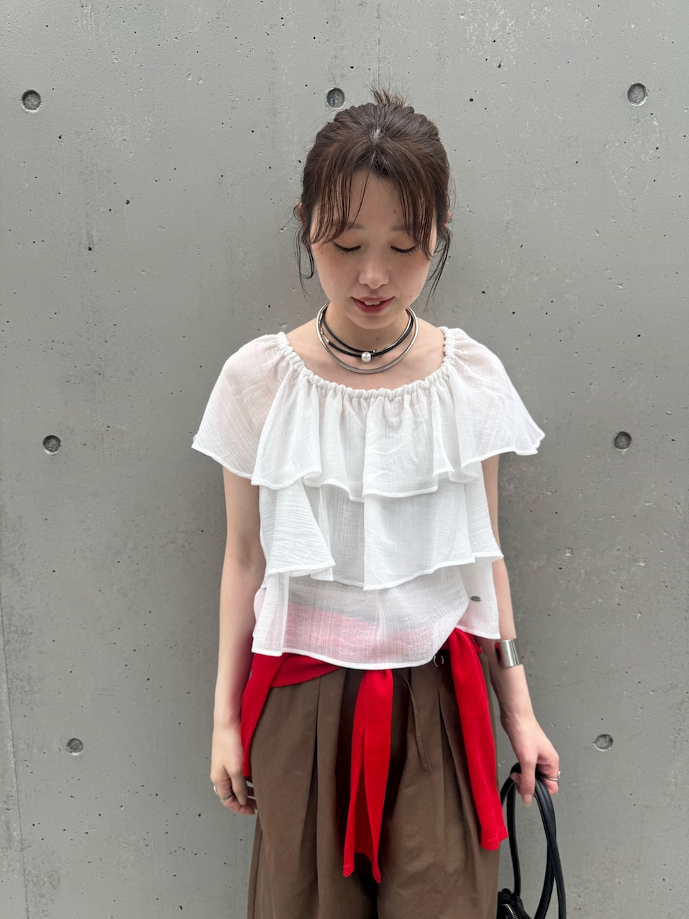 ホワイト系のシャツ/ブラウス、ブラウン系のその他パンツ、ホワイト系のその他シューズを着用したレディースの夏コーディネートの2枚目の写真