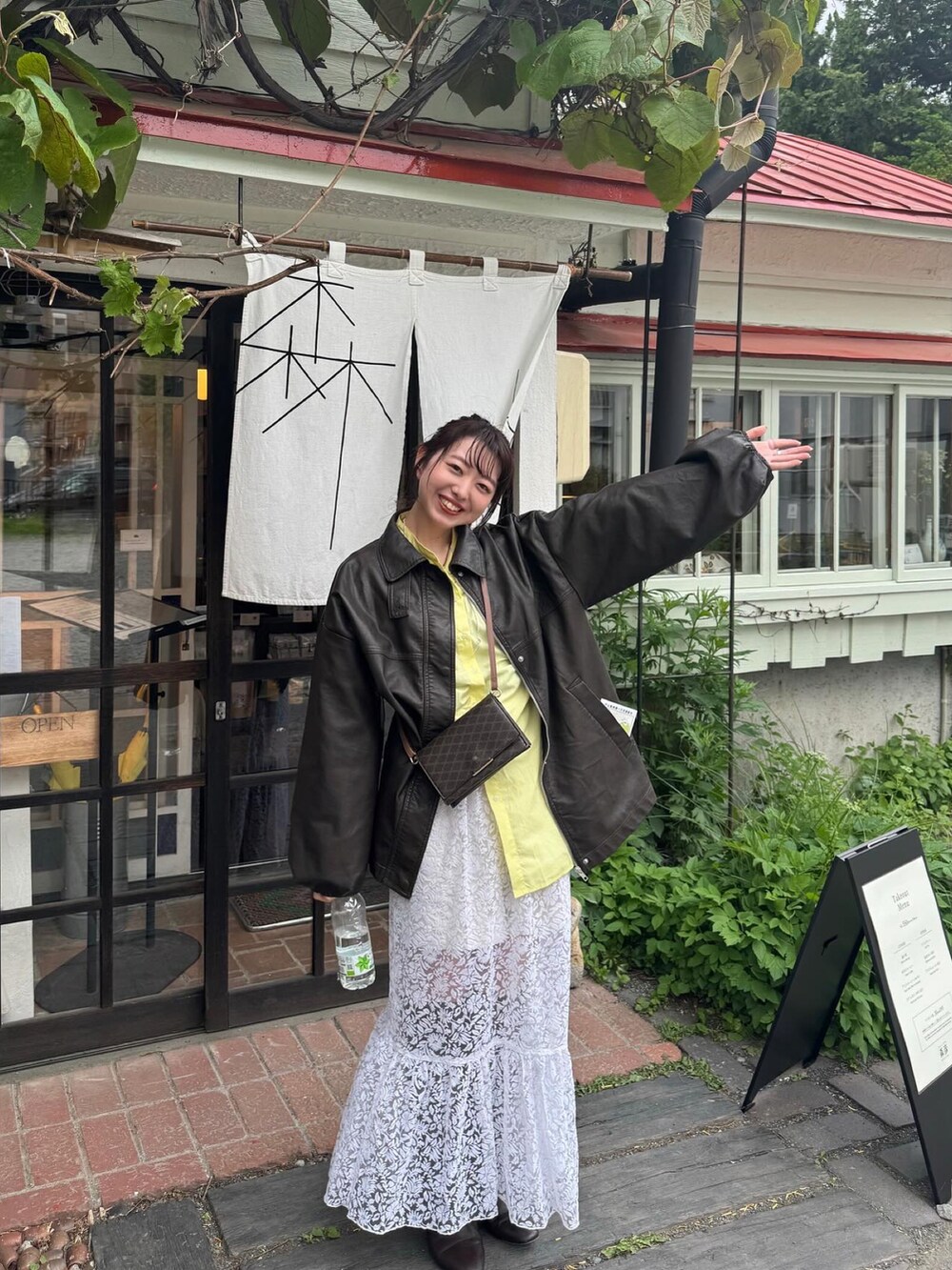 ブラウン系のその他アウター、オレンジ系のシャツ/ブラウスを着用したレディースの夏コーディネートの2枚目の写真