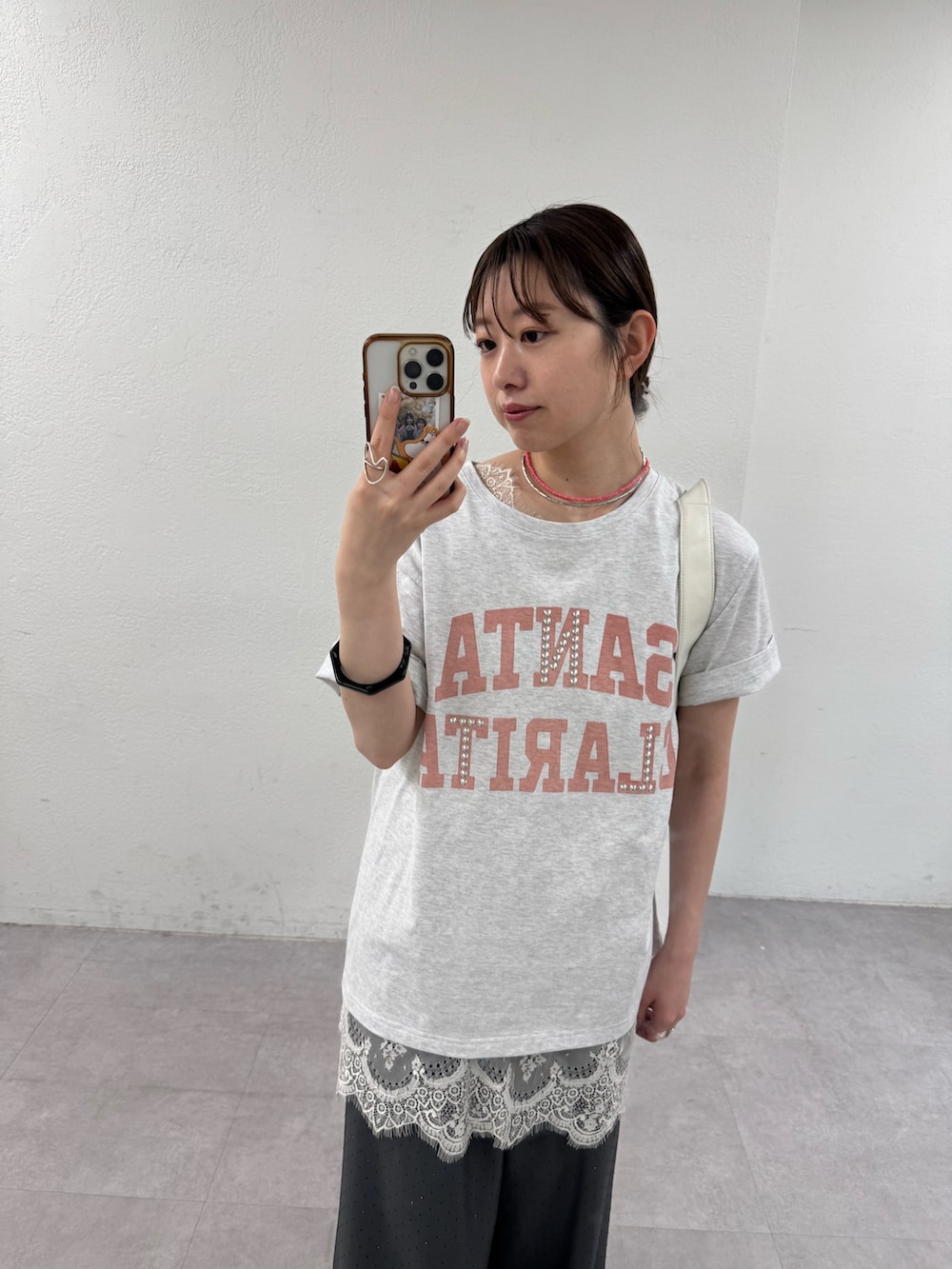 グレー系のその他パンツ、ホワイト系のキャミソールを着用したレディースの春コーディネートの5枚目の写真