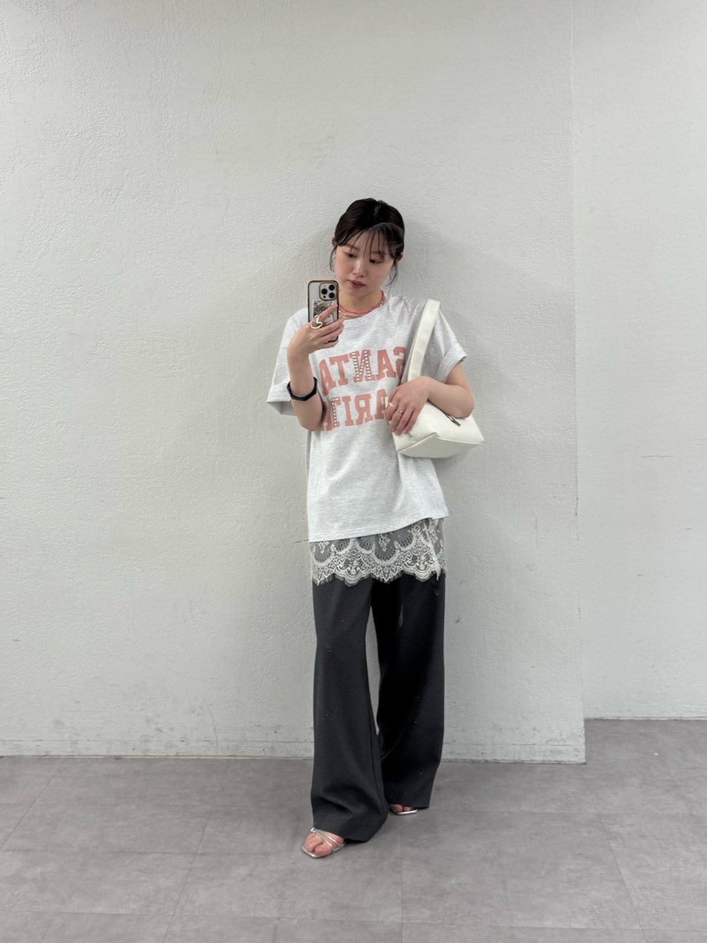 グレー系のその他パンツ、ホワイト系のキャミソールを着用したレディースの春コーディネートの4枚目の写真