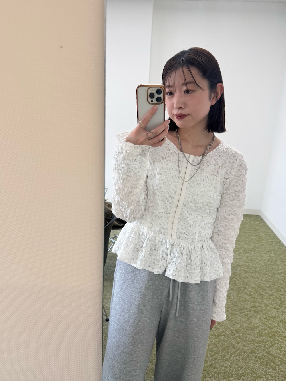 ホワイト系のトレンチコート、ホワイト系のシャツ/ブラウス、グレー系のスウェットパンツを着用したレディースの冬コーディネートの3枚目の写真