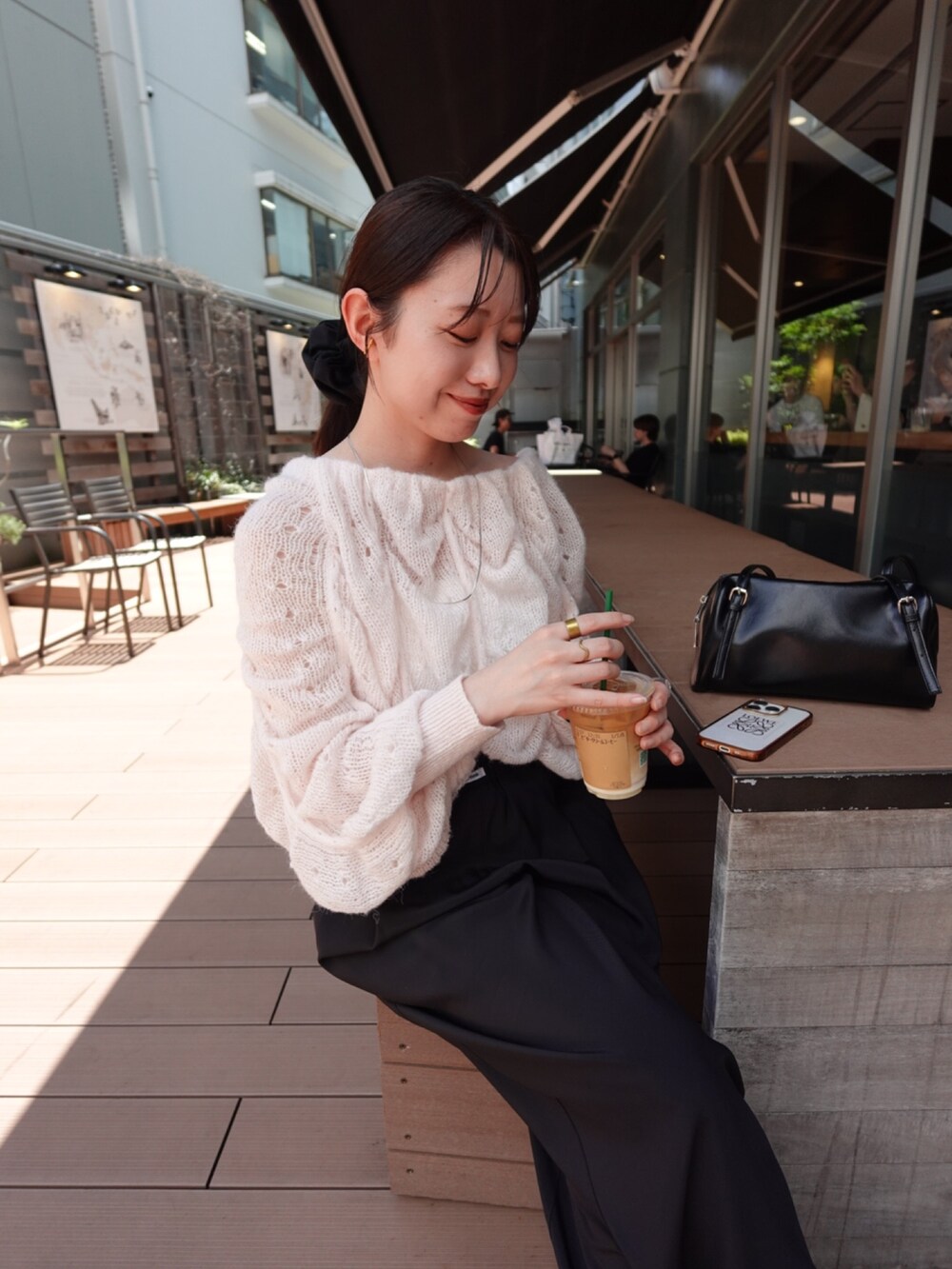 ピンク系のニット/セーター、ブラック系のその他パンツを着用したレディースの秋コーディネートの5枚目の写真