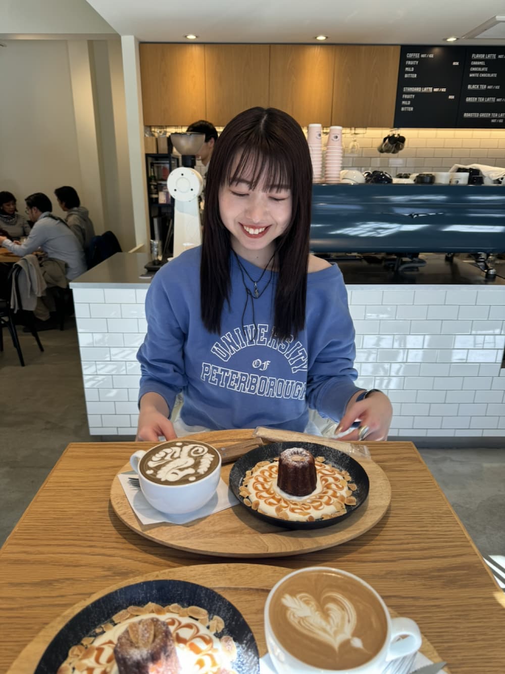 ホワイト系のスカートを着用したレディースの春コーディネートの2枚目の写真