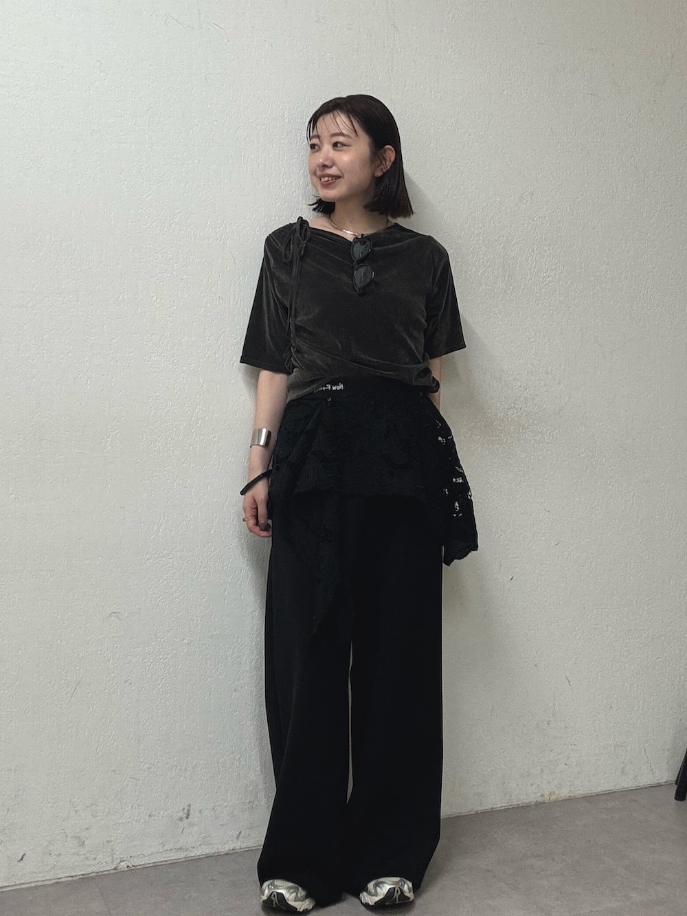 グレー系のTシャツ/カットソー、ブラック系のその他パンツ、ブラック系のストール/ショールを着用したレディースの夏コーディネートの2枚目の写真