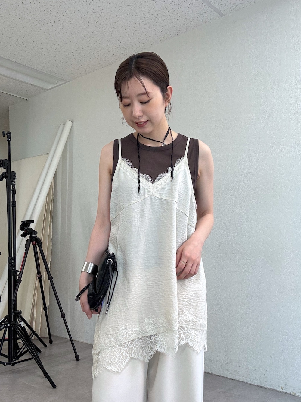 ベージュ系のキャミソール、ホワイト系のその他パンツ、ブラウン系のキャミソールを着用したレディースの夏コーディネートの4枚目の写真