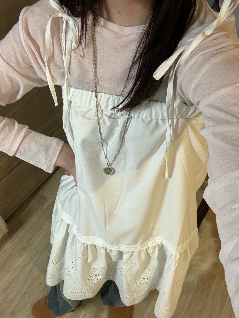 ピンク系のTシャツ/カットソー、ホワイト系のスカート、ブルー系のデニムパンツを着用したレディースの春コーディネートの3枚目の写真