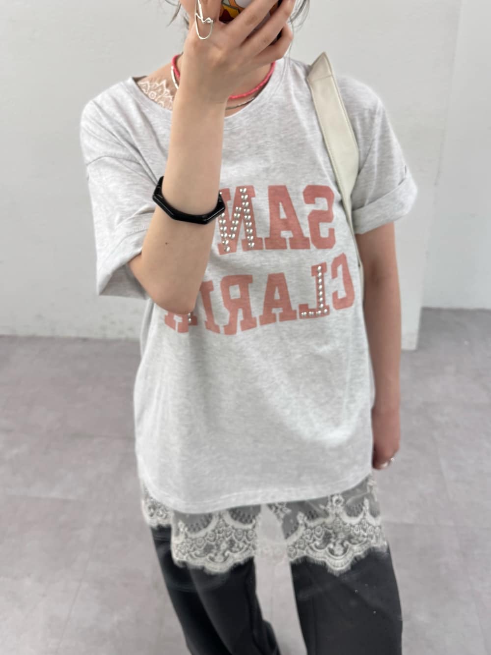 グレー系のその他パンツ、ホワイト系のキャミソールを着用したレディースの春コーディネートの3枚目の写真