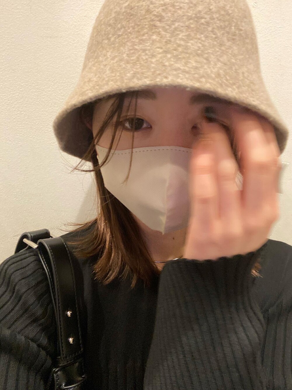 ブラック系のワンピース、ベージュ系のブーツ、ベージュ系のハットを着用したレディースの冬コーディネートの3枚目の写真