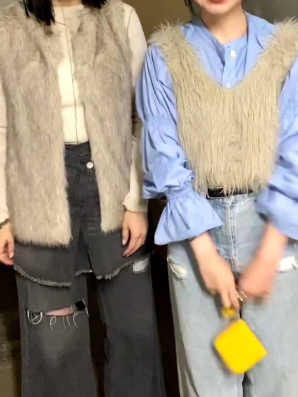 ベージュ系のジャケット/アウター、ベージュ系のベスト、ブルー系のシャツ/ブラウスを着用したレディースの冬コーディネートの3枚目の写真