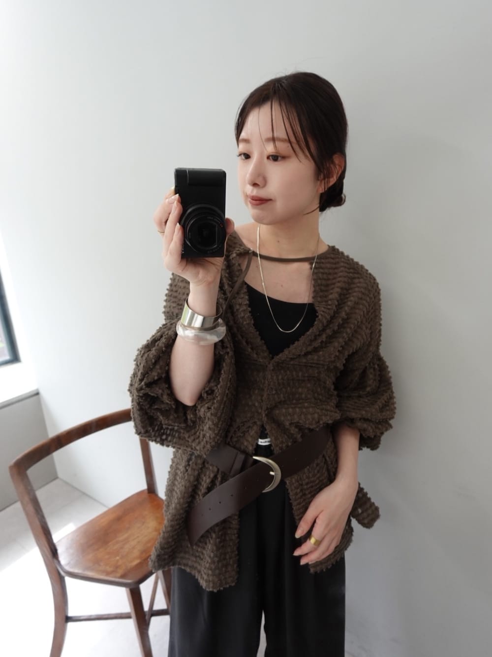 グリーン系のチュニック、ブラック系のその他パンツを着用したレディースの夏コーディネートの2枚目の写真