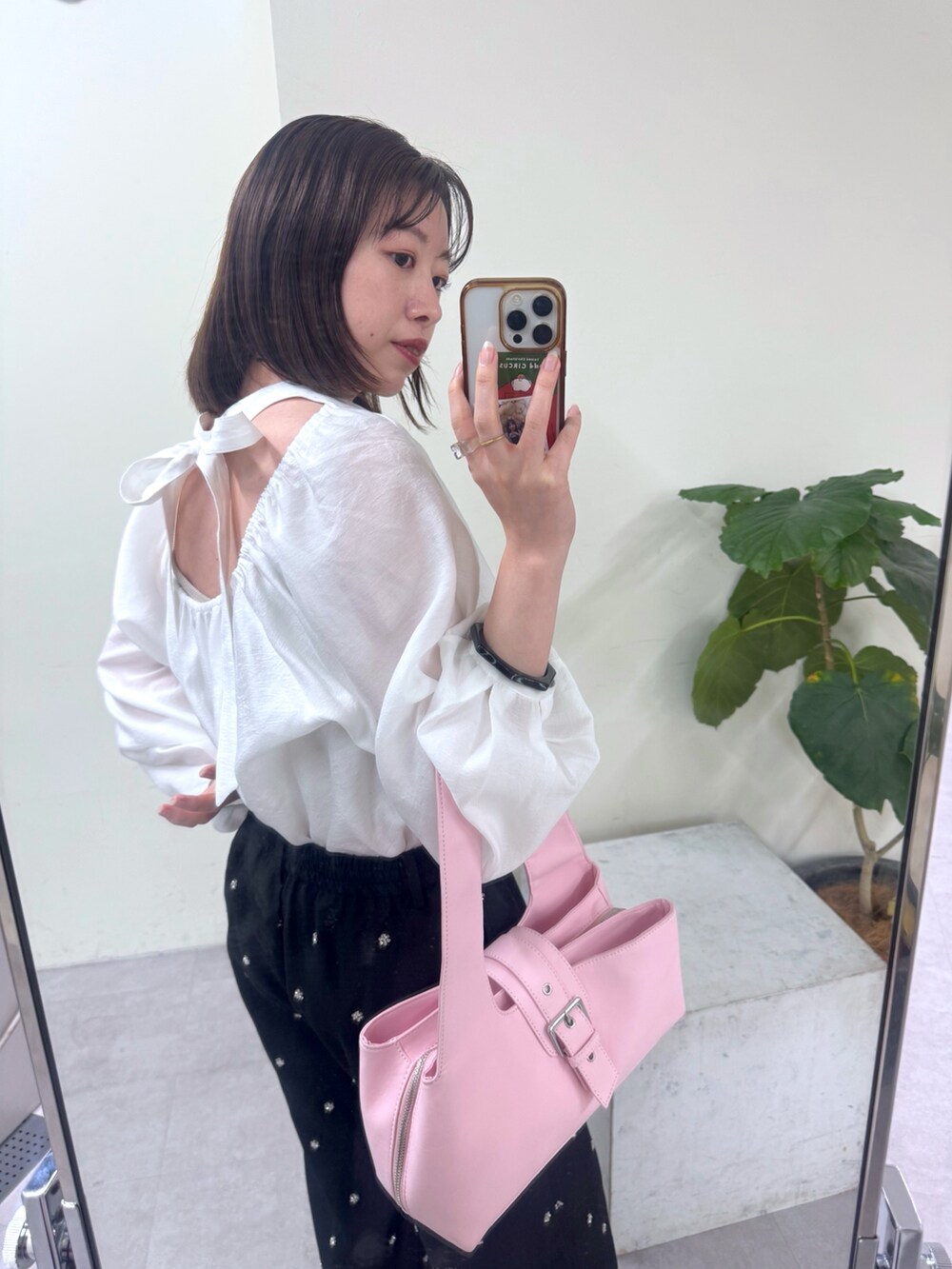 ブラック系のその他パンツ、ホワイト系のシャツ/ブラウスを着用したレディースの冬コーディネートの5枚目の写真