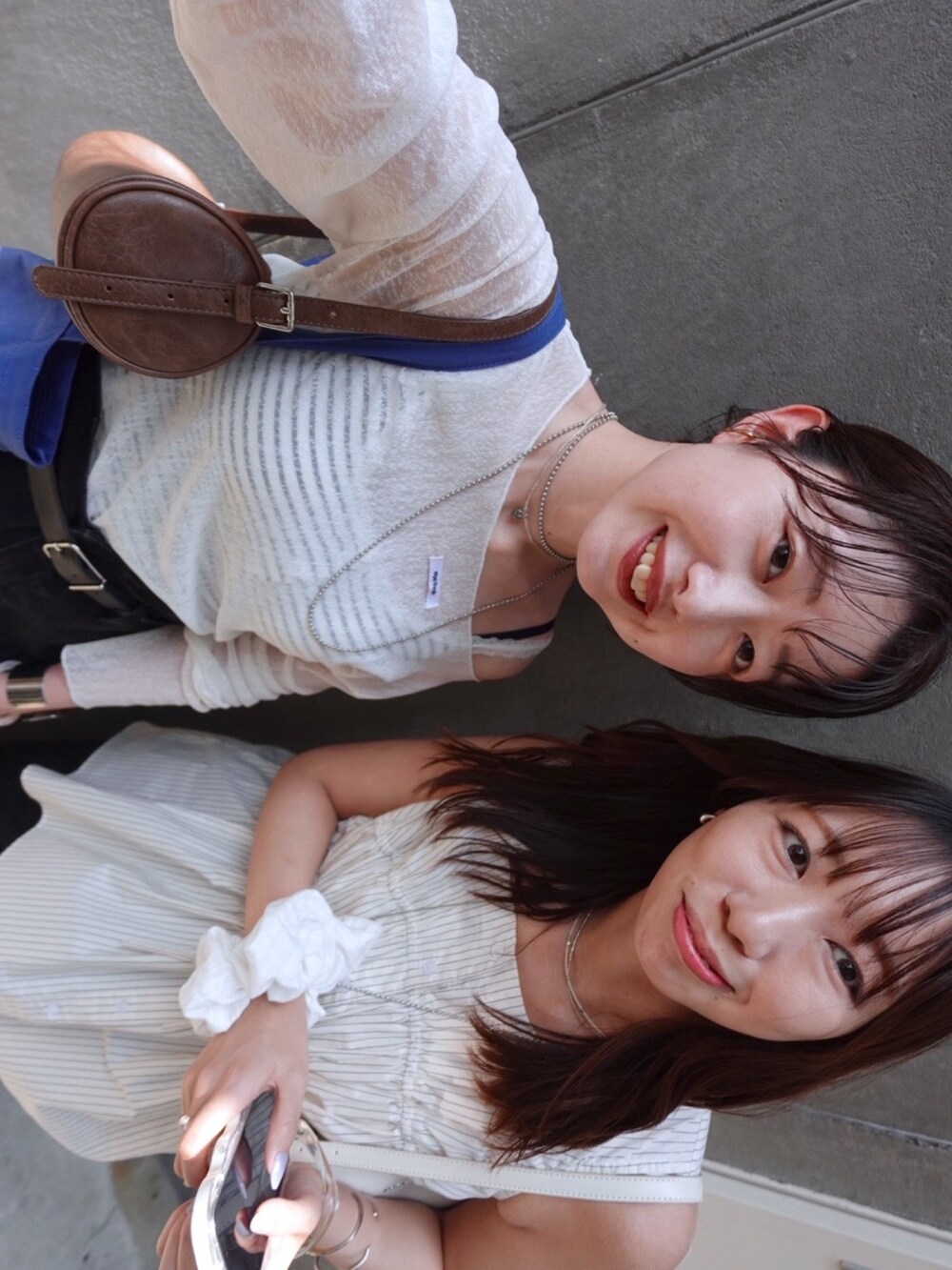 ホワイト系のTシャツ/カットソー、ブラック系のデニムパンツ、ホワイト系のキャミソールを着用したレディースの夏コーディネートの6枚目の写真