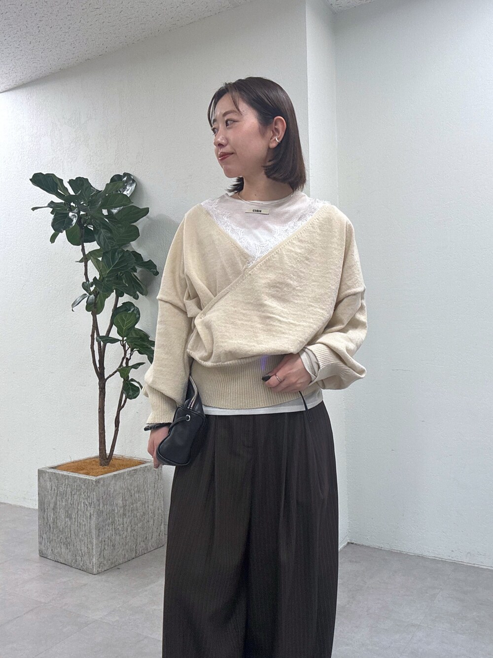 ベージュ系のニット/セーター、ブラウン系のその他パンツを着用したレディースの秋コーディネートの2枚目の写真
