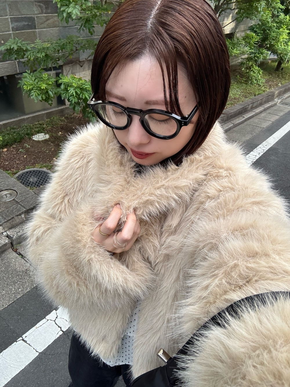 ベージュ系のその他アウター、ホワイト系のTシャツ/カットソー、ブラック系のデニムパンツを着用したレディースの秋コーディネートの4枚目の写真