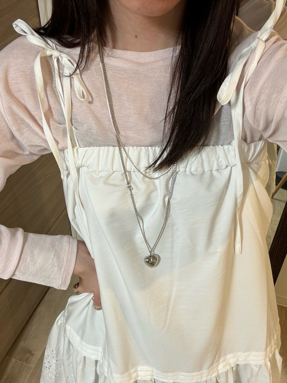 ピンク系のTシャツ/カットソー、ホワイト系のスカート、ブルー系のデニムパンツを着用したレディースの春コーディネートの2枚目の写真