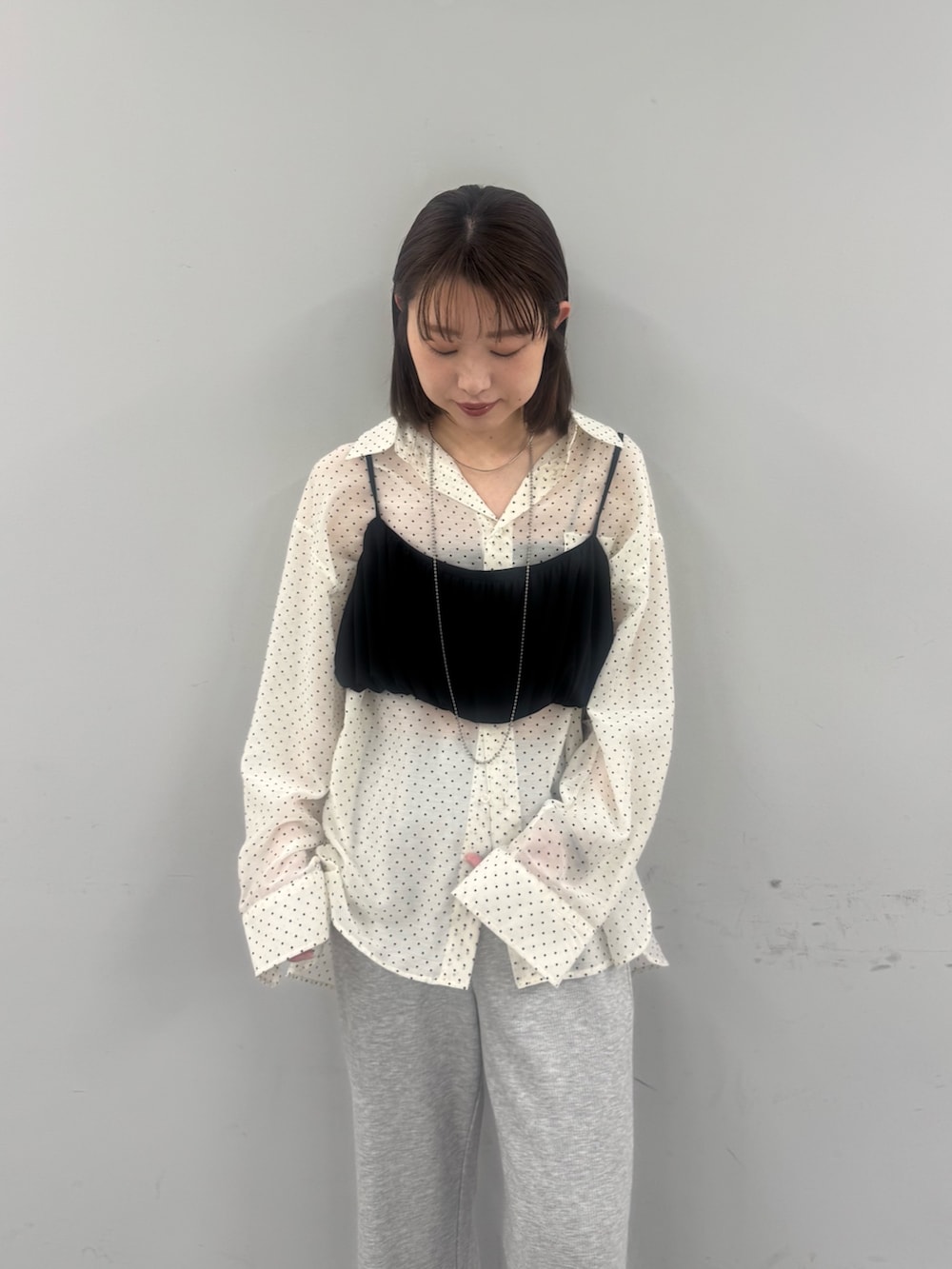 ホワイト系のシャツ/ブラウス、グレー系のその他パンツ、イエロー系のサンダルを着用したレディースの春コーディネートの5枚目の写真