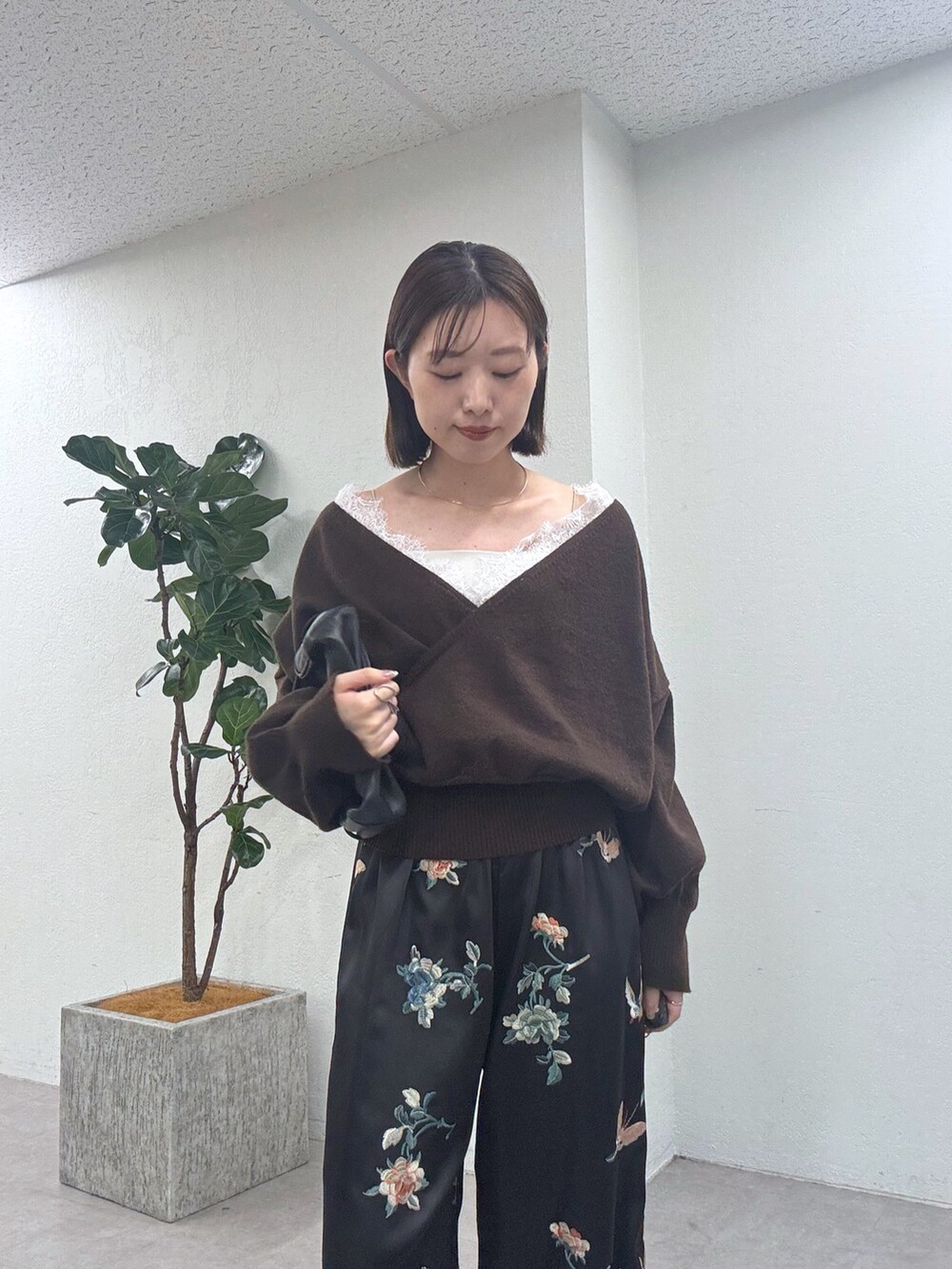 ブラウン系のニット/セーター、ブラック系のその他パンツを着用したレディースの秋コーディネートの5枚目の写真
