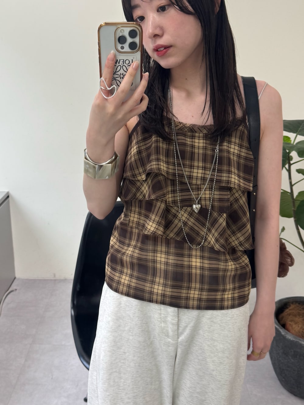 グレー系のスウェットパンツ、ブラウン系のキャミソールを着用したレディースの夏コーディネートの3枚目の写真