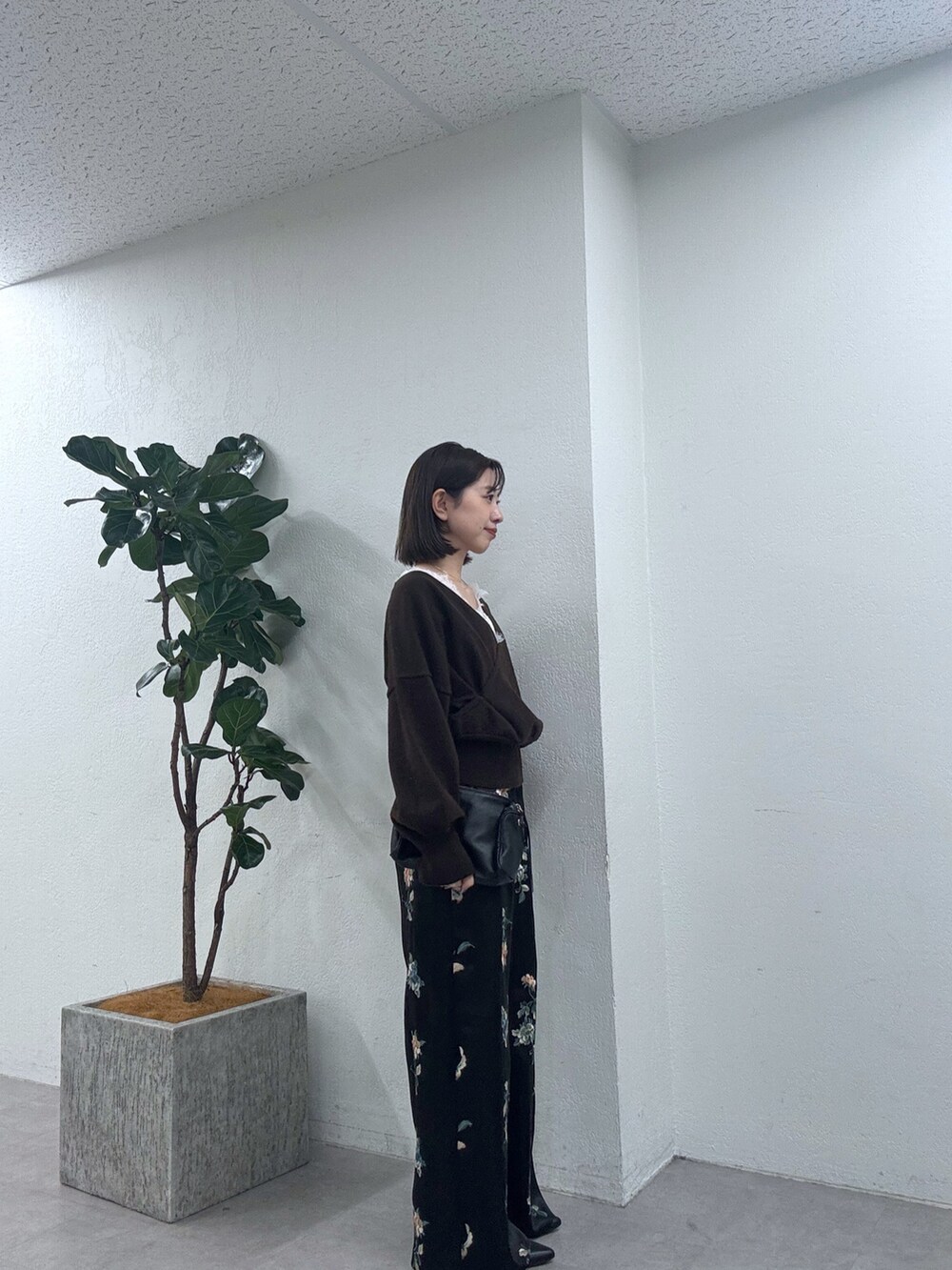 ブラウン系のニット/セーター、ブラック系のその他パンツを着用したレディースの秋コーディネートの3枚目の写真