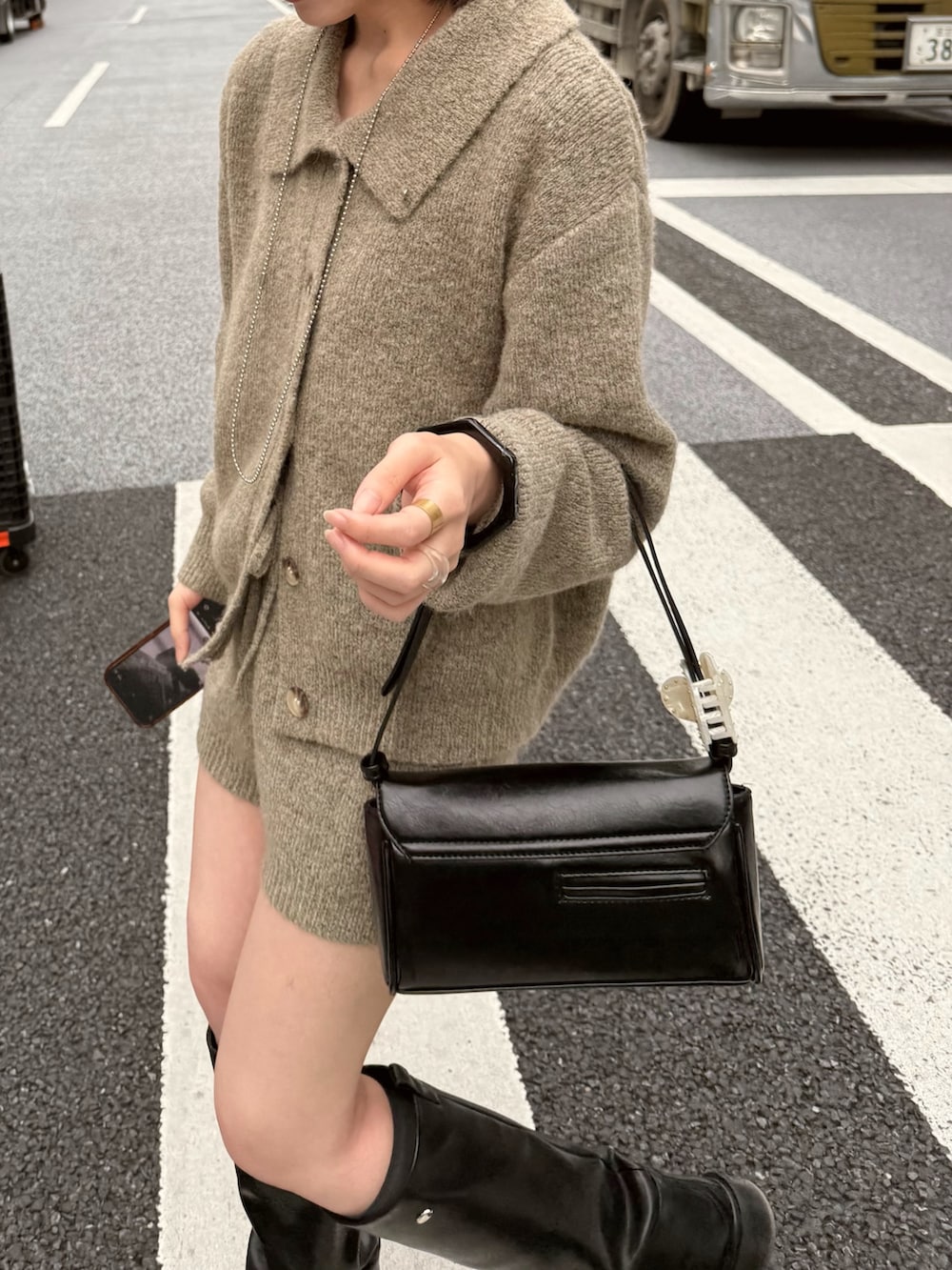 ベージュ系のその他パンツ、ベージュ系のカーディガン/ボレロを着用したレディースの秋コーディネートの5枚目の写真