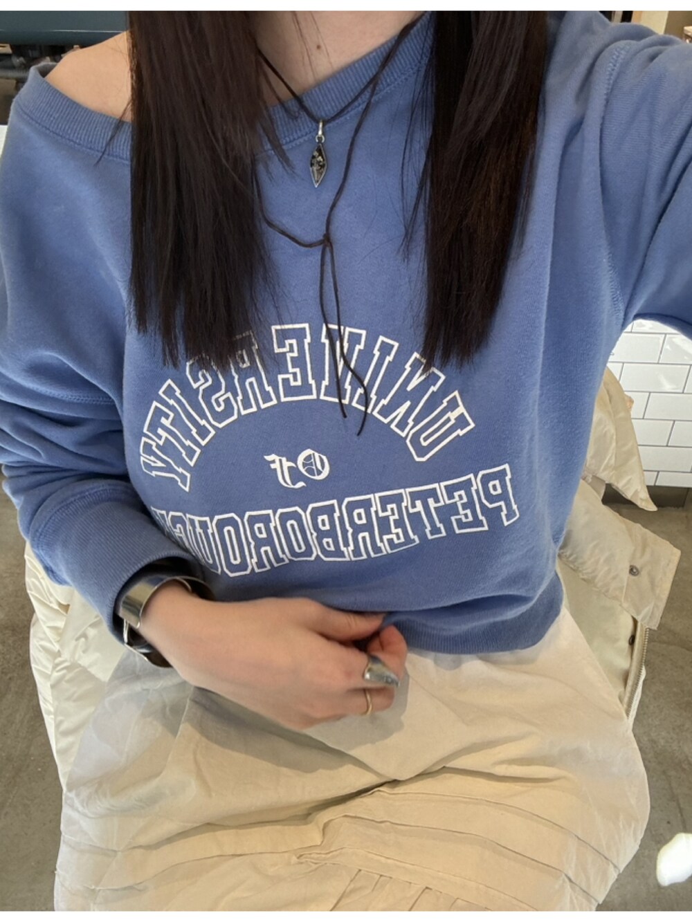 ホワイト系のスカートを着用したレディースの春コーディネートの3枚目の写真