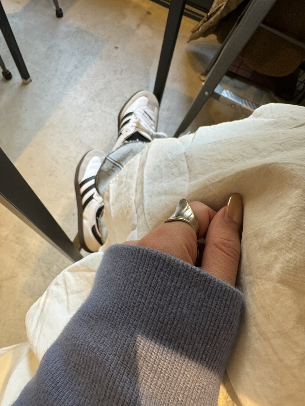 ホワイト系のスカートを着用したレディースの春コーディネートの4枚目の写真