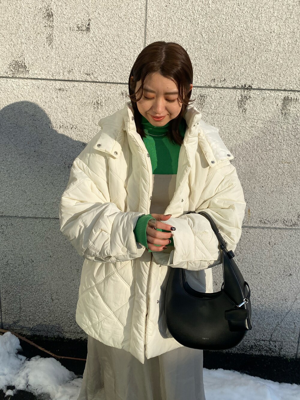 「冬のコーデ、オトナカワイイ、オトナ女子、ロングワンピース、グリーン、グリーンニット、タートルネック、タートルネックニット、リブニット、シアーワンピース、シアースカート、キャミワンピ、アウター、キルティングコート、ダウンコート」｜「mysticの【カラー展開豊富】タートルリブニット（ニット/セーター、グリーン系）」を使った、やっすーさん（レディース・158cm）の冬コーディネートの2枚目の写真