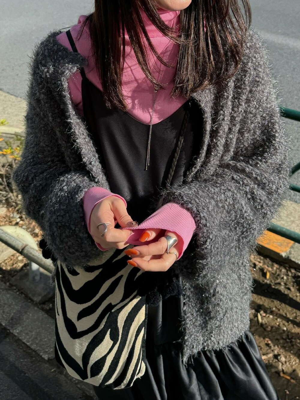 ブラック系のワンピース、ピンク系のTシャツ/カットソーを着用したレディースの冬コーディネートの2枚目の写真