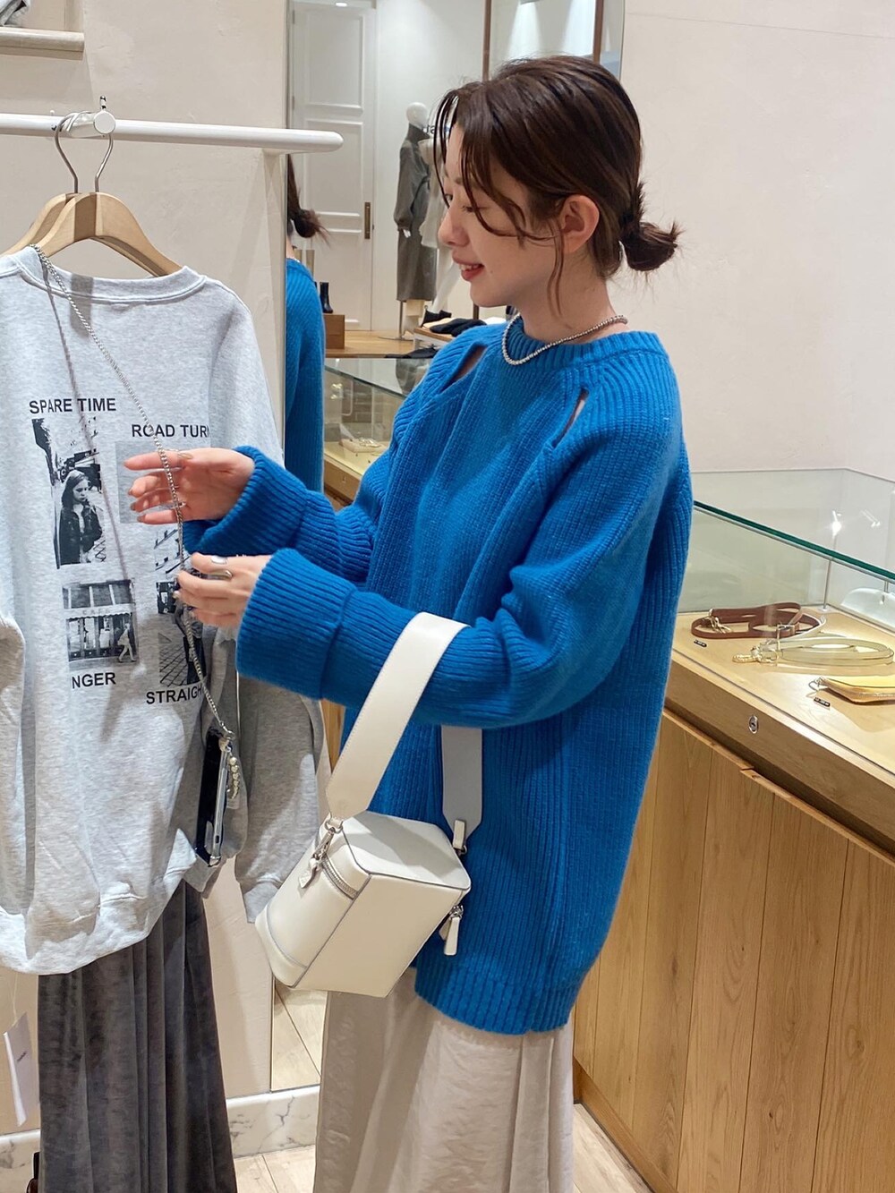 「秋冬コーデ、シンプルコーデ、お出かけコーデ、ゆるコーデ、大人カジュアル、オトナカワイイ、おしゃれさんと繋がりたい、冬コーデ、ニット、ブルーコーデ、ブルーニット、キャミワンピ、キャミワンピース」｜「mysticのカットアウト畦ニット（ニット/セーター、ブルー系）」を使った、やっすーさん（レディース・158cm）の秋コーディネートの2枚目の写真