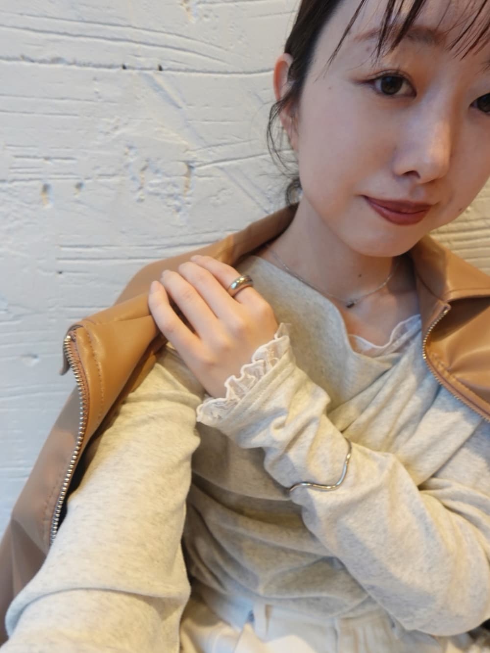 ホワイト系のデニムパンツ、グレー系のTシャツ/カットソー、イエロー系のブルゾンを着用したレディースの冬コーディネートの4枚目の写真