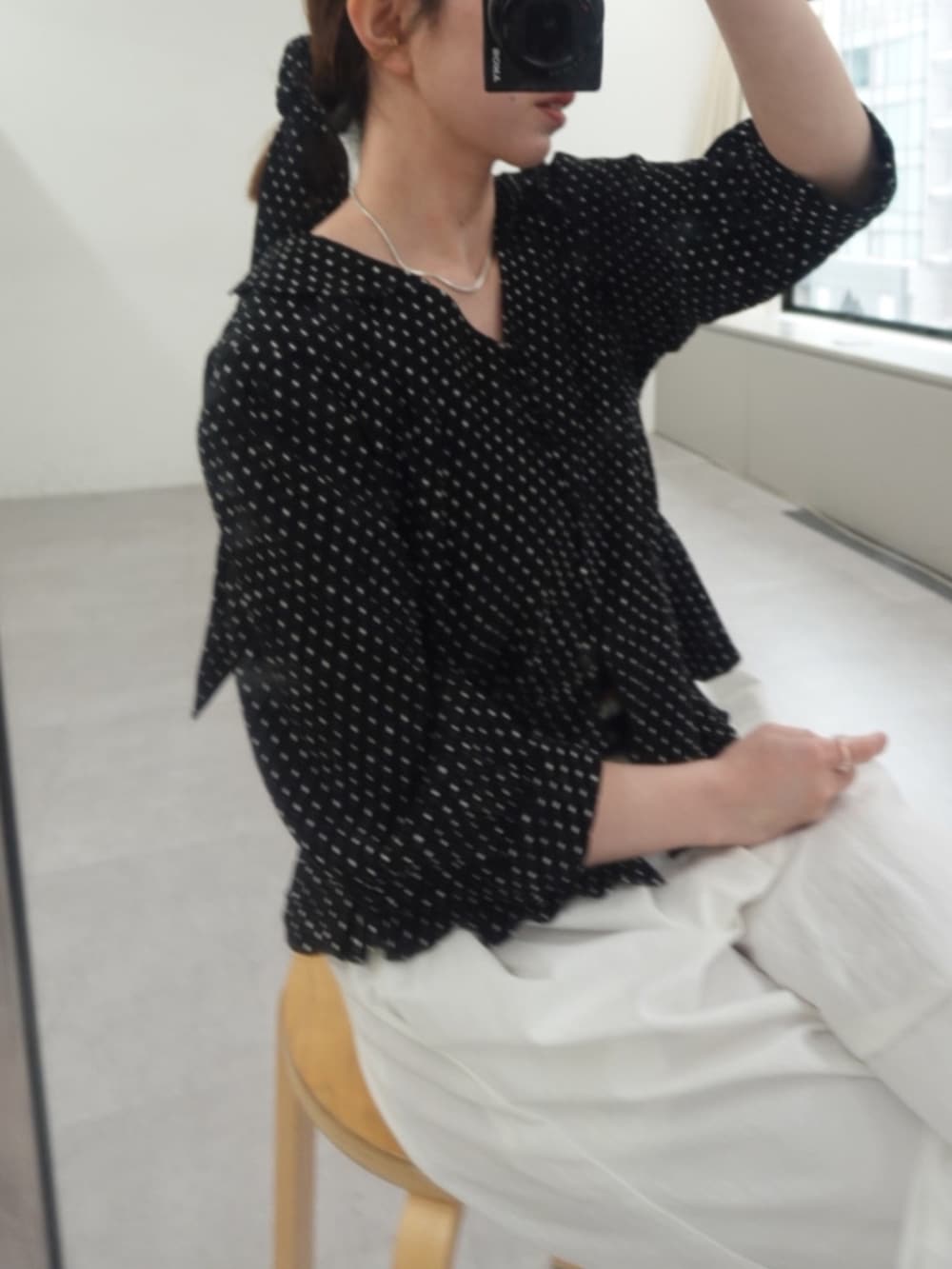 ブラック系のシャツ/ブラウス、ホワイト系のその他パンツを着用したレディースの冬コーディネートの6枚目の写真