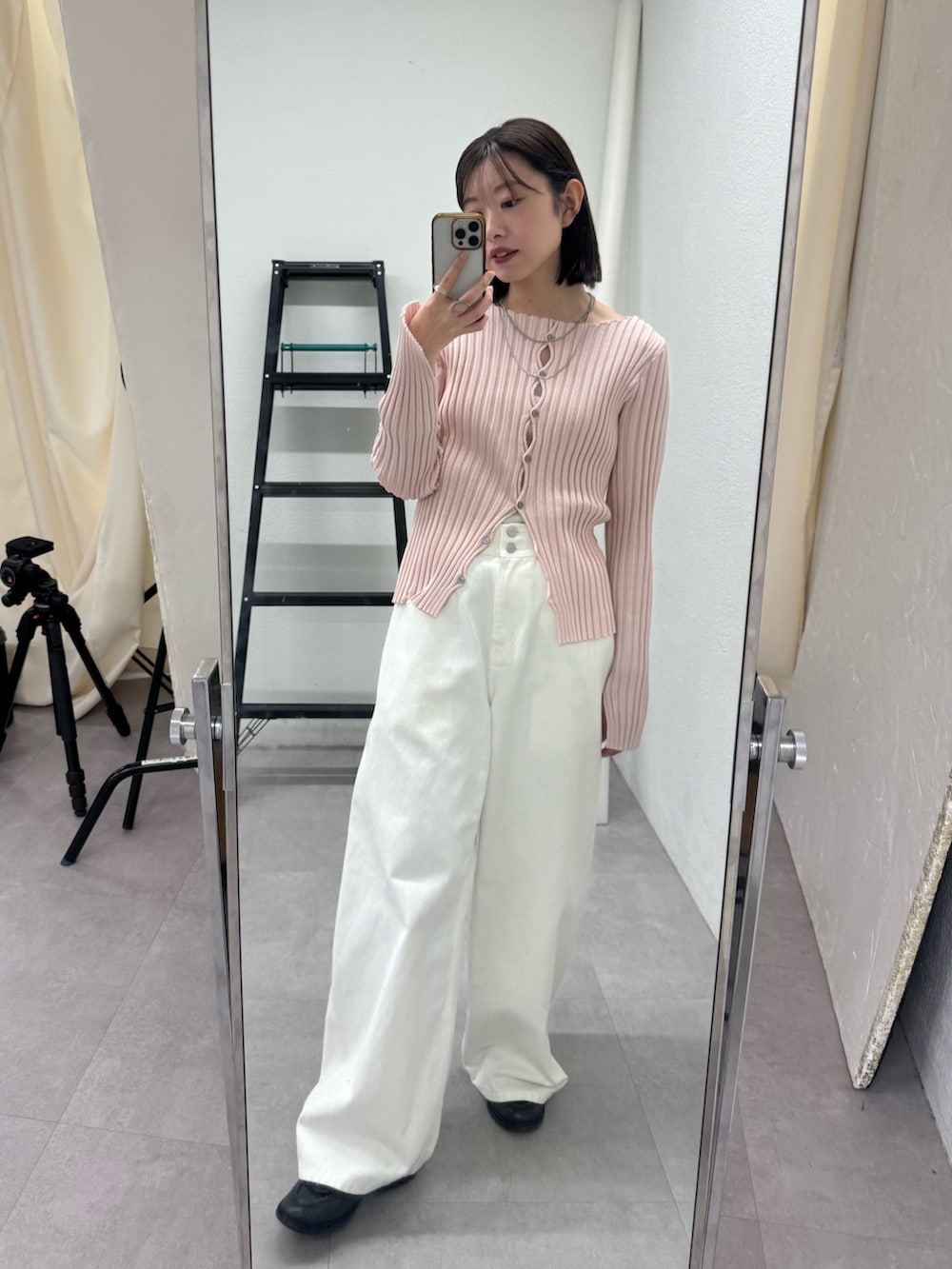 ピンク系のカーディガン/ボレロ、ホワイト系のデニムパンツを着用したレディースの冬コーディネートの3枚目の写真