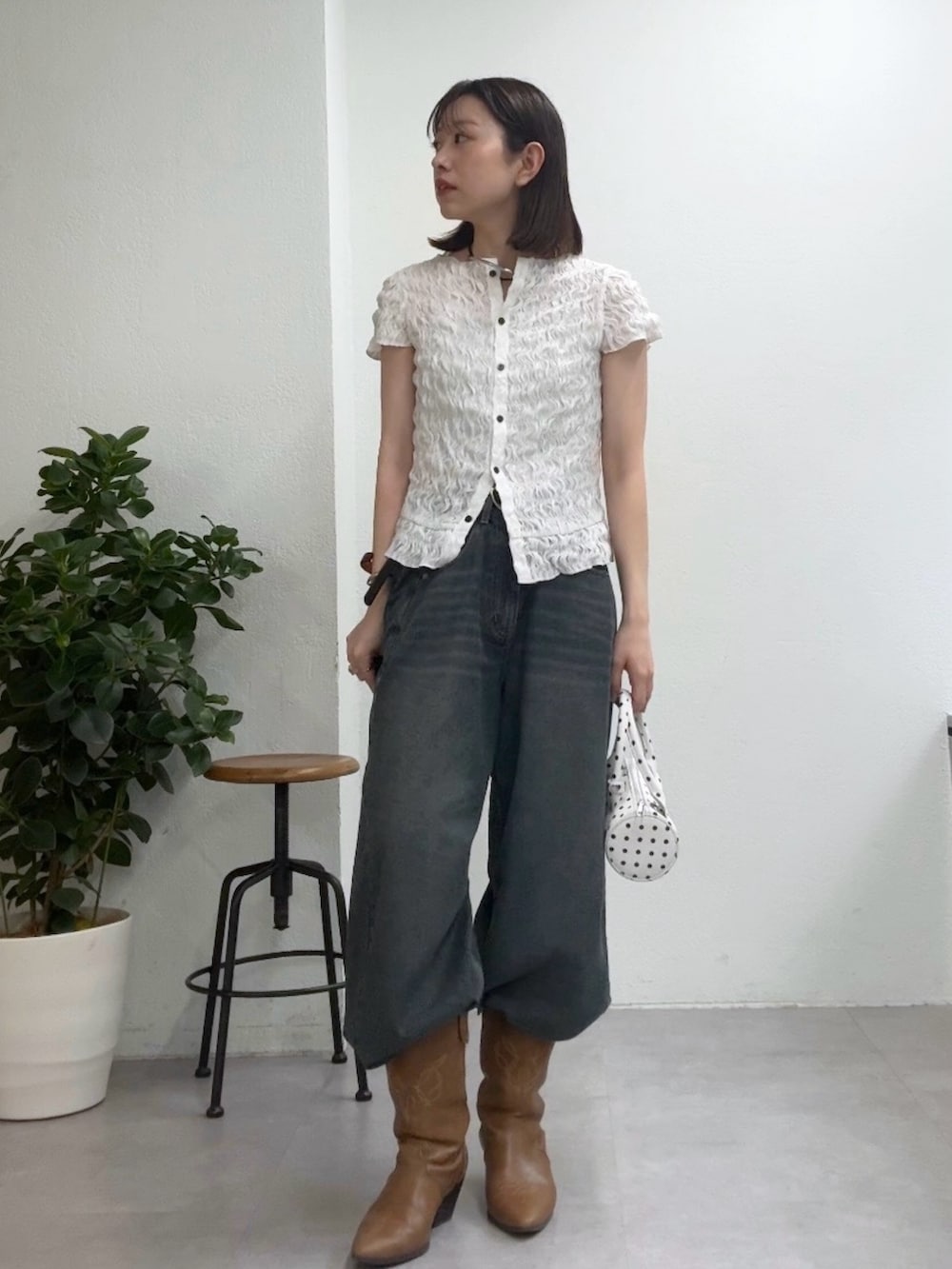 ブルー系のデニムパンツ、ホワイト系のシャツ/ブラウスを着用したレディースの春コーディネートの3枚目の写真