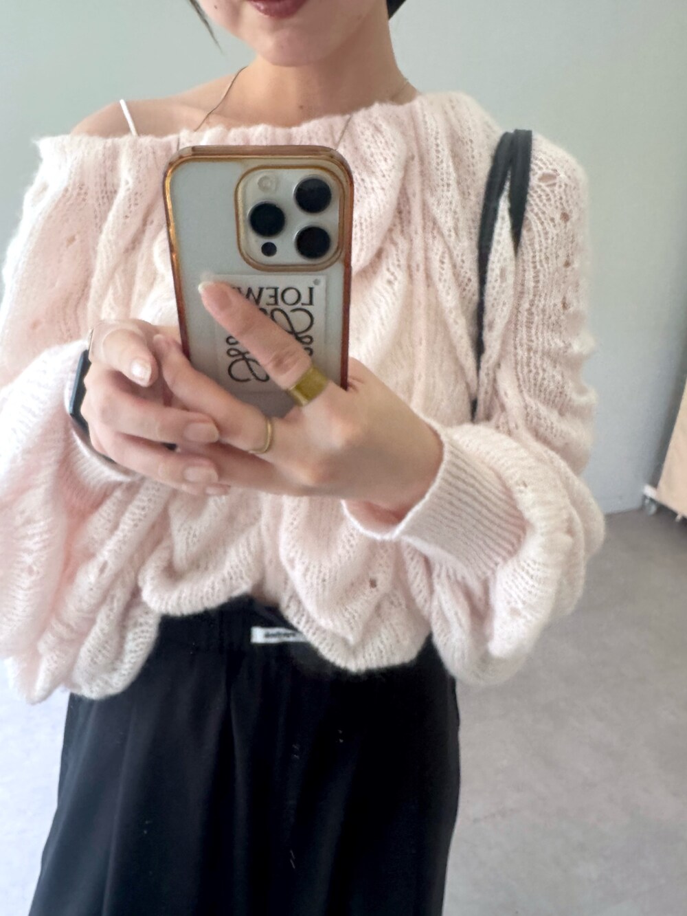 ピンク系のニット/セーター、ブラック系のその他パンツを着用したレディースの秋コーディネートの3枚目の写真