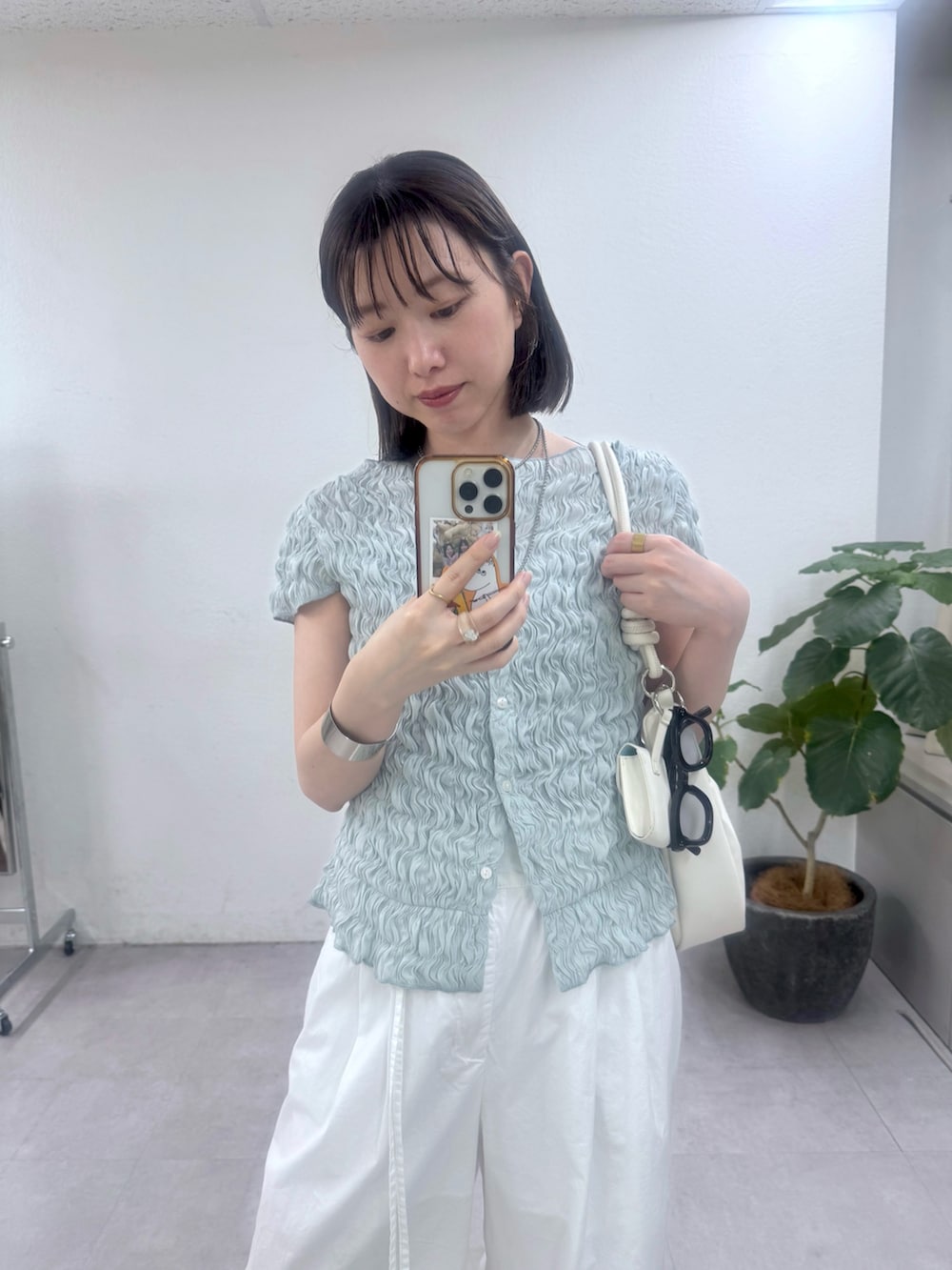 ブルー系のシャツ/ブラウス、ホワイト系のその他パンツを着用したレディースの春コーディネートの2枚目の写真