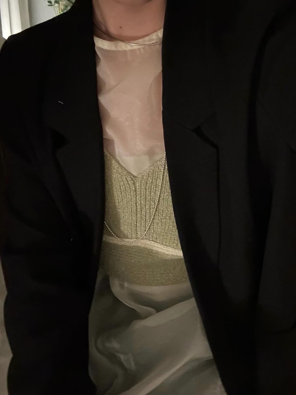 ブラック系のテーラードジャケット、グリーン系のシャツ/ブラウス、ホワイト系のスカートを着用したレディースの冬コーディネートの3枚目の写真