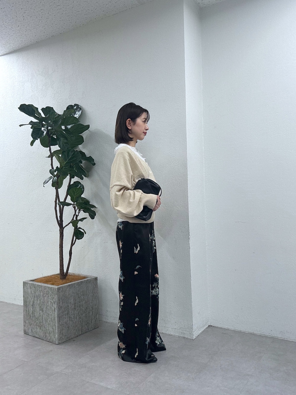ベージュ系のニット/セーター、ブラック系のその他パンツを着用したレディースの秋コーディネートの2枚目の写真