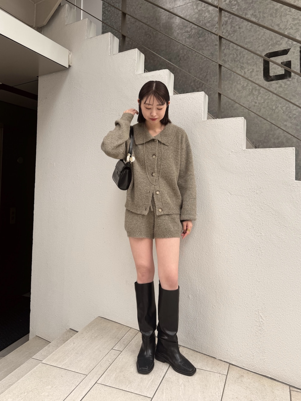 ベージュ系のその他パンツ、ベージュ系のカーディガン/ボレロを着用したレディースの秋コーディネートの2枚目の写真