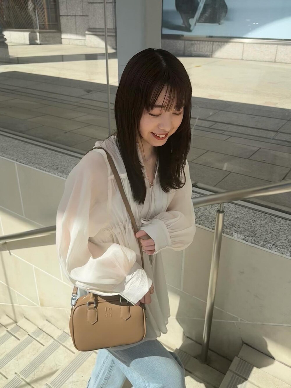 ホワイト系のシャツ/ブラウスを着用したレディースの春コーディネートの5枚目の写真