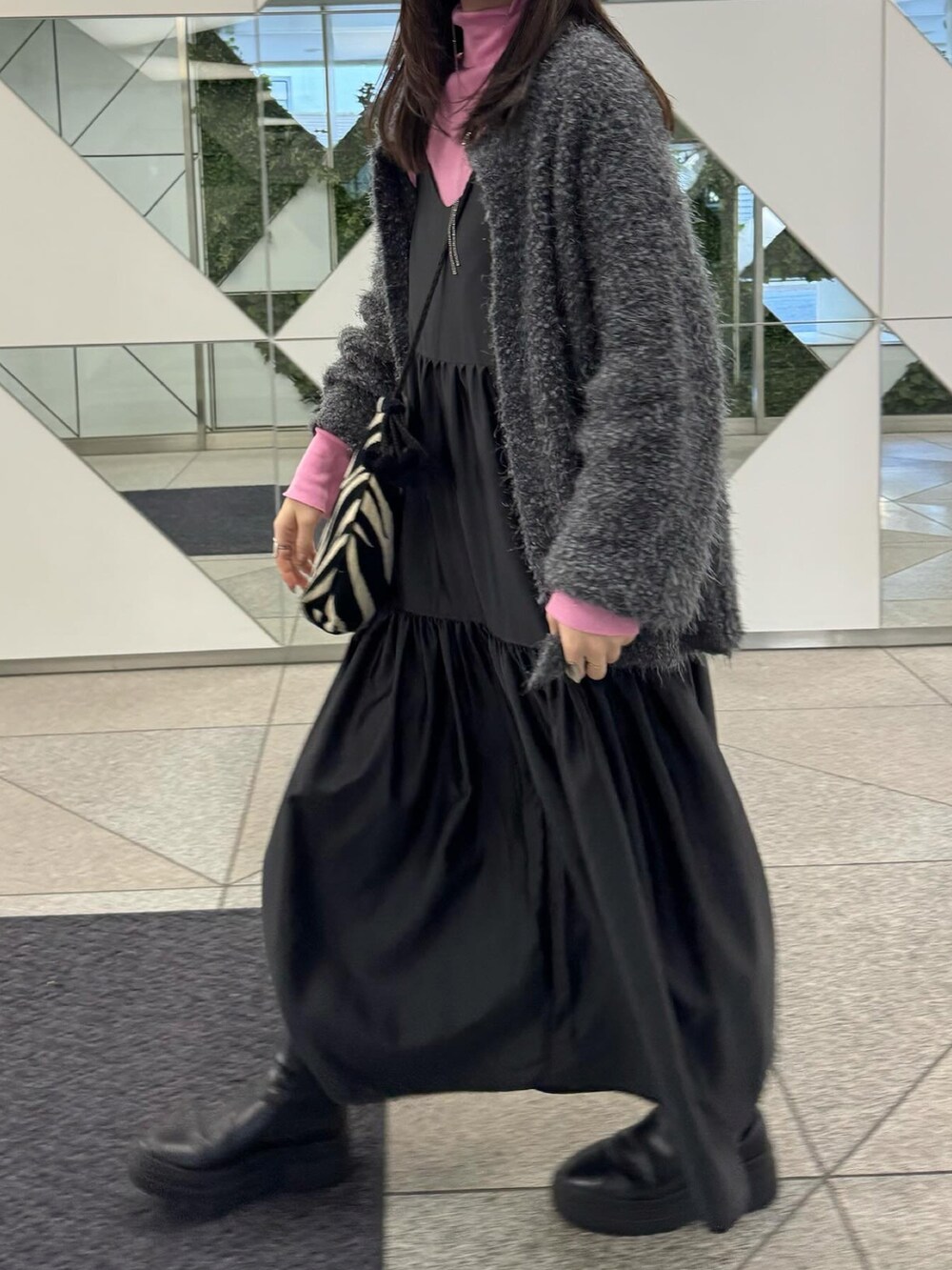 ブラック系のワンピース、ピンク系のTシャツ/カットソーを着用したレディースの冬コーディネートの3枚目の写真