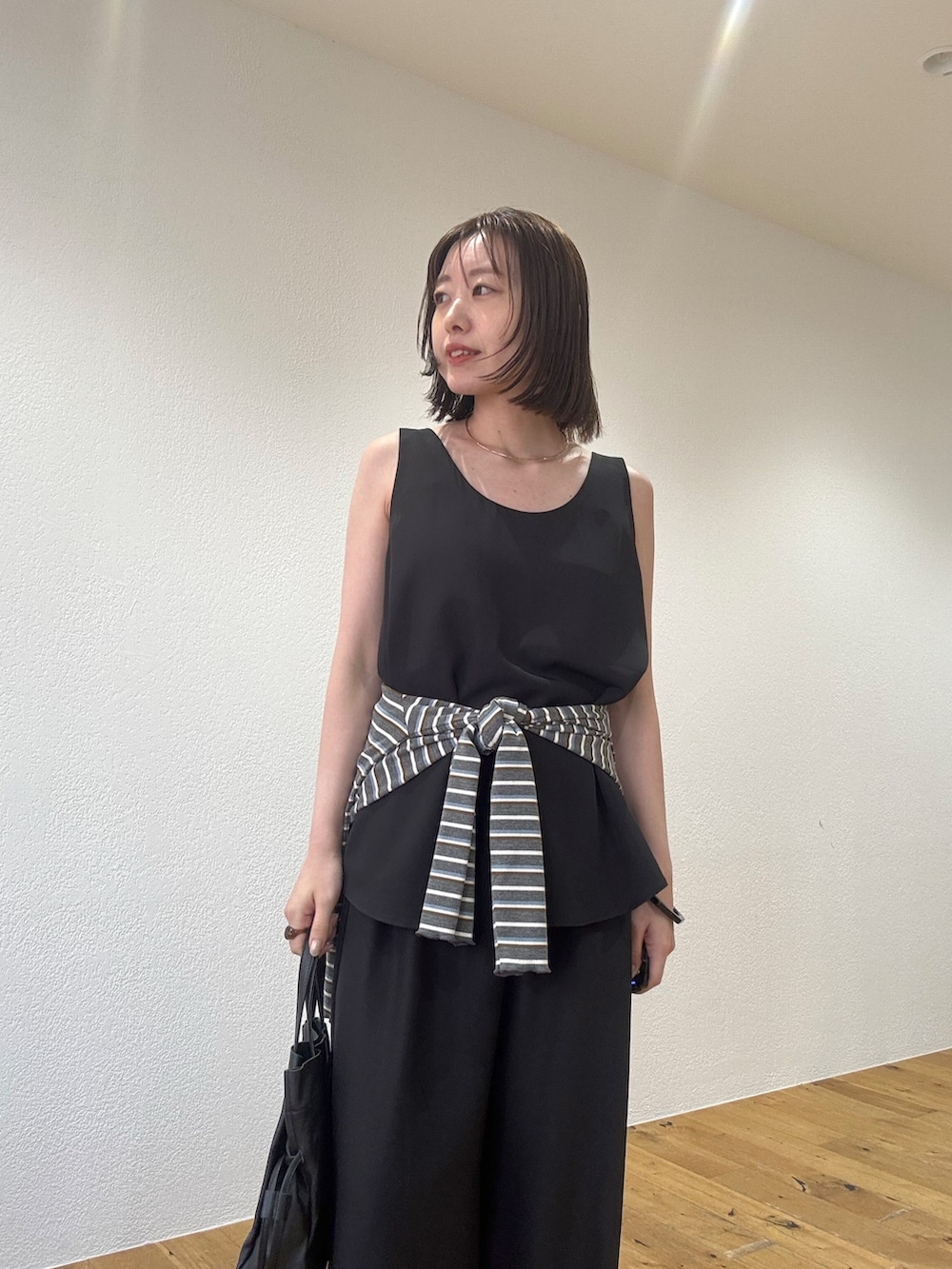 グレー系のTシャツ/カットソー、ブラック系のスラックス、ブラック系のシャツ/ブラウスを着用したレディースの夏コーディネートの4枚目の写真
