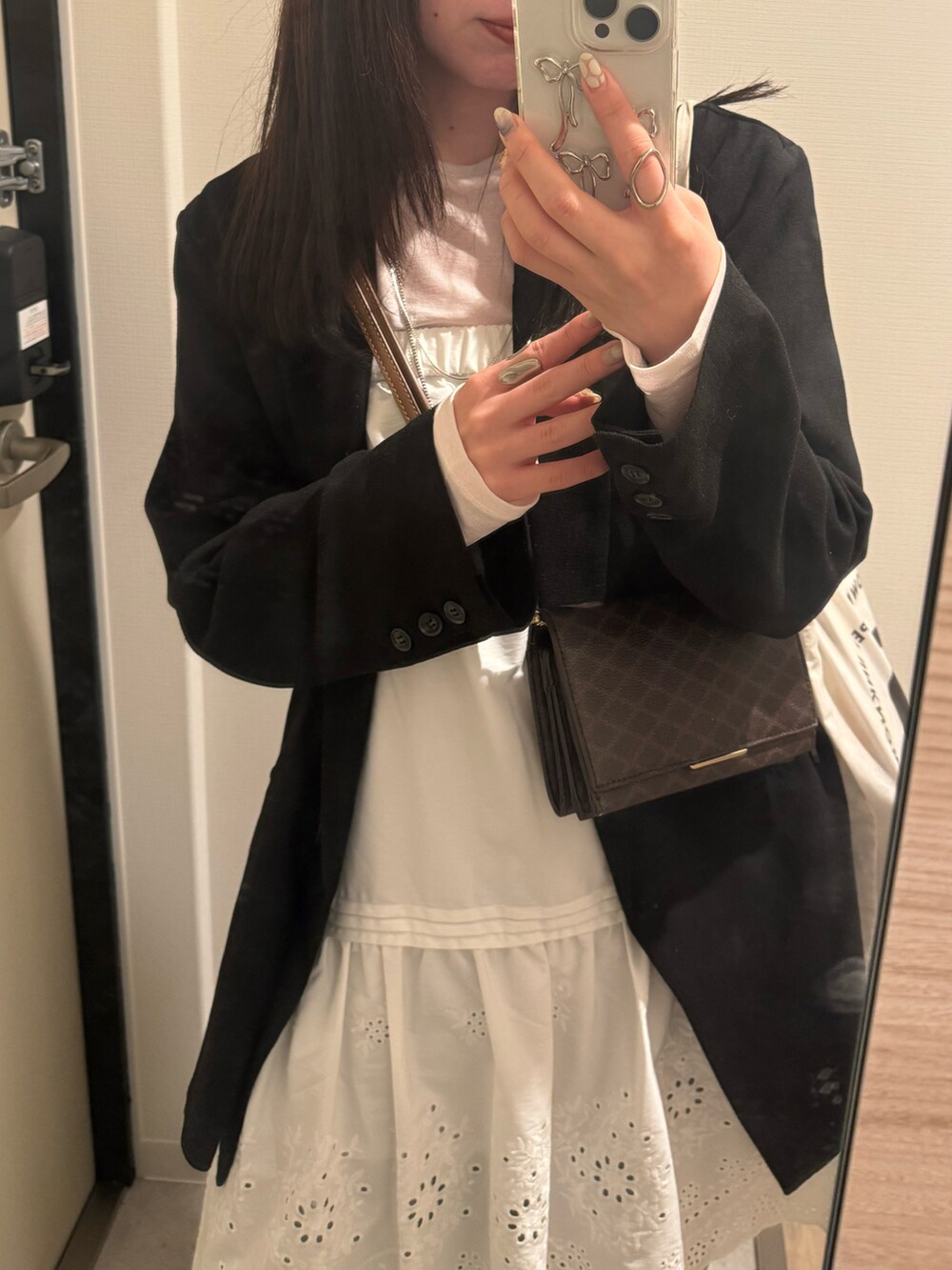 ピンク系のTシャツ/カットソー、ホワイト系のスカート、ブルー系のデニムパンツを着用したレディースの春コーディネートの4枚目の写真