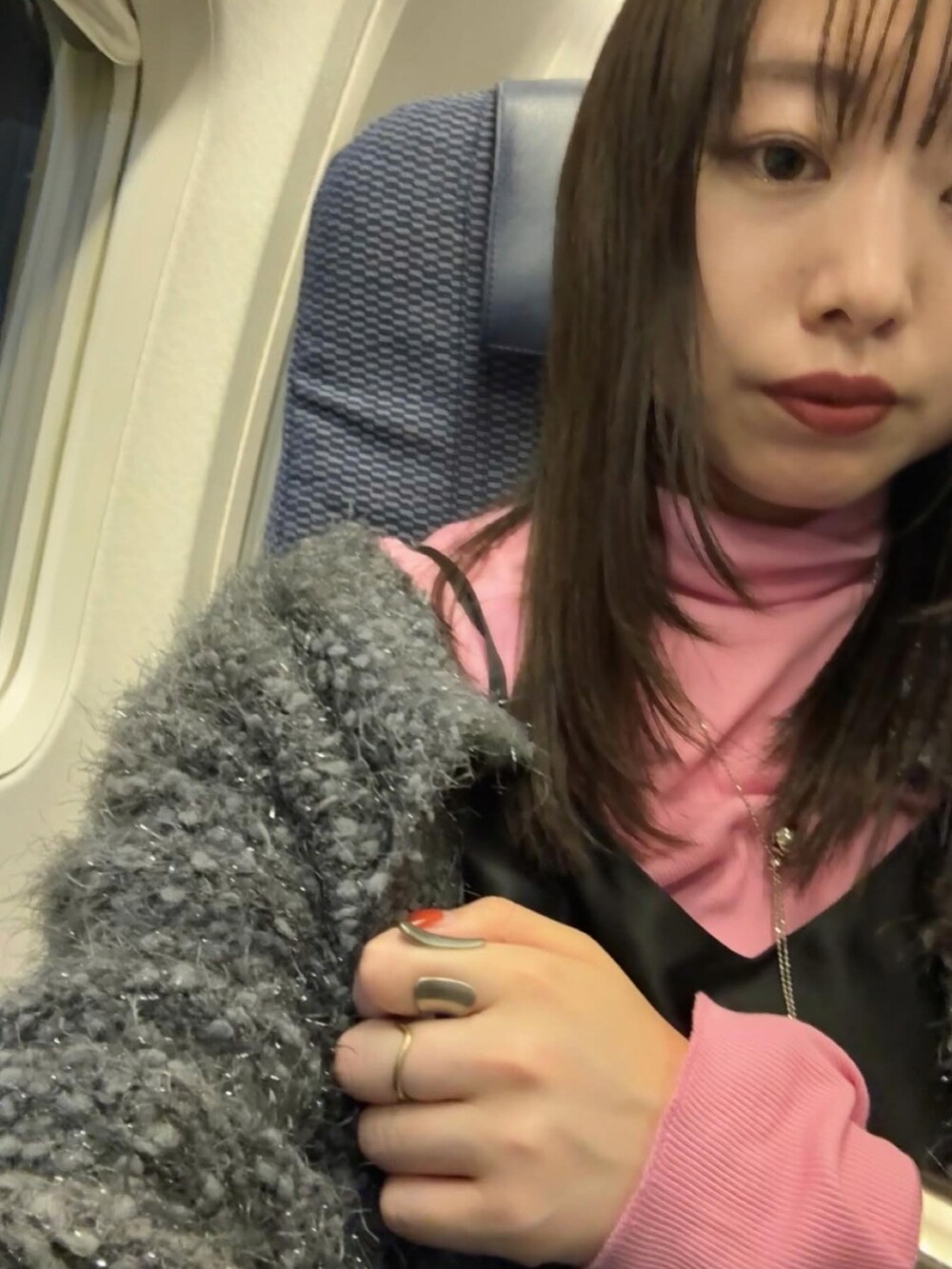 ブラック系のワンピース、ピンク系のTシャツ/カットソーを着用したレディースの冬コーディネートの4枚目の写真