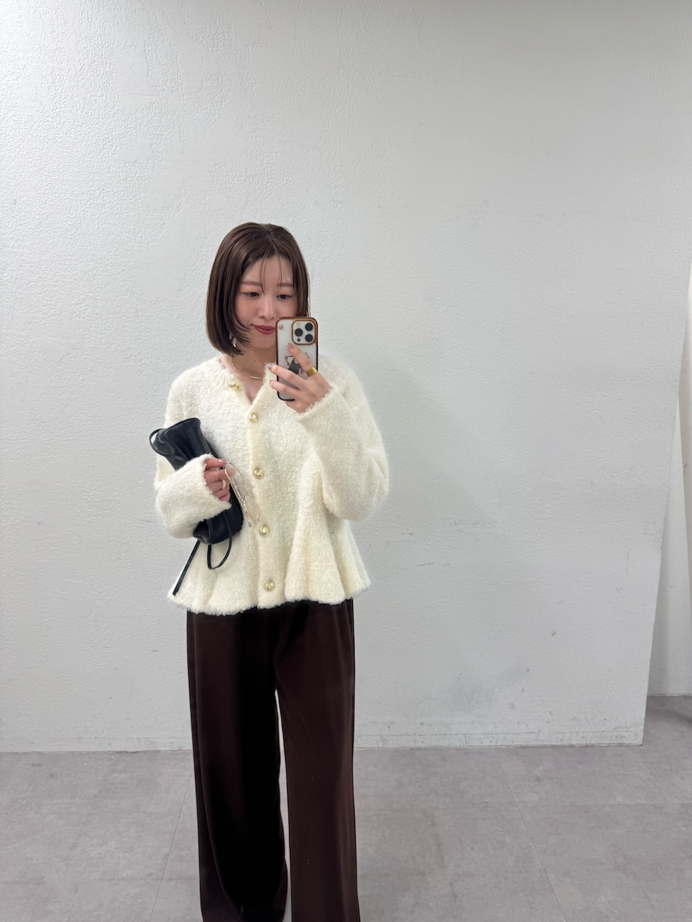 ホワイト系のカーディガン/ボレロ、ブラウン系のその他パンツを着用したレディースの夏コーディネートの2枚目の写真